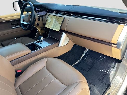 Used 2025 Land Rover Range Rover SE image 14