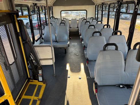 Used 2016 Ford F550 2WD Regular Cab Super Duty image 18