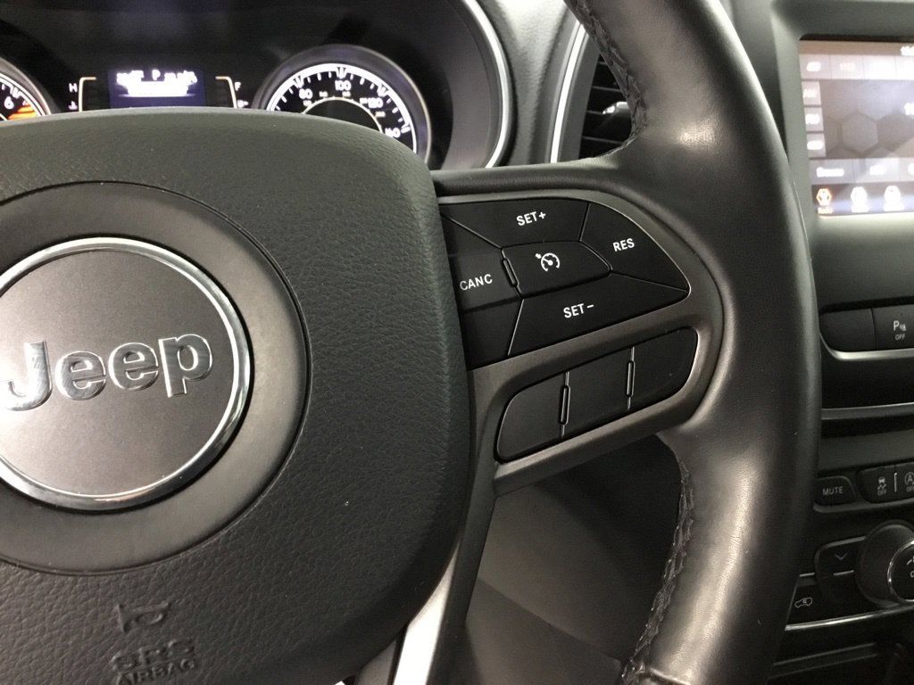Used 2019 Jeep Cherokee Latitude Plus w/ Cold Weather Group AWD/4WD image 15