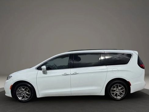 Used 2022 Chrysler Pacifica Touring FWD image 2