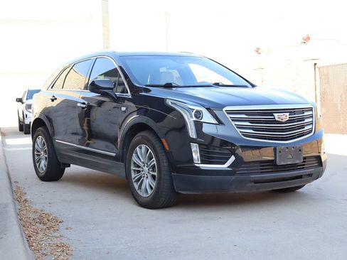 Used 2017 Cadillac XT5 Luxury w/ Driver Awareness Package FWD image 2
