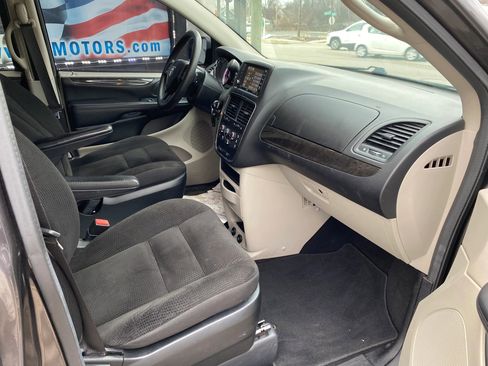 Used 2019 Dodge Grand Caravan SE w/ UConnect Hands-Free Group image 14