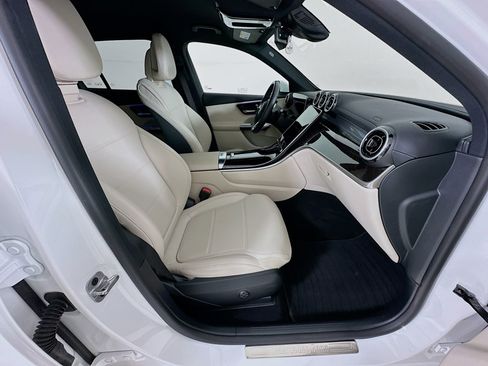Used 2025 Mercedes-Benz GLC 300 4MATIC image 29