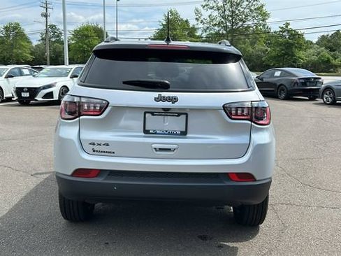 Used 2024 Jeep Compass Latitude w/ Convenience Group AWD/4WD image 5
