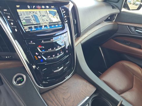 Used 2019 Cadillac Escalade Luxury RWD image 14