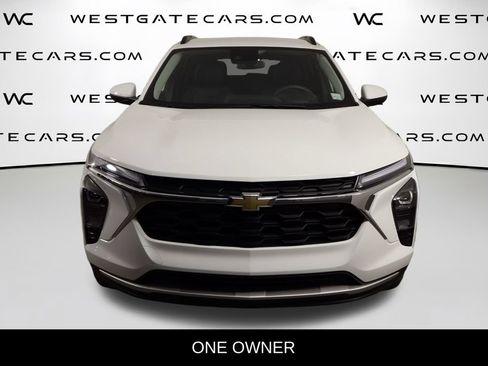 Used 2025 Chevrolet Trax LT FWD image 2