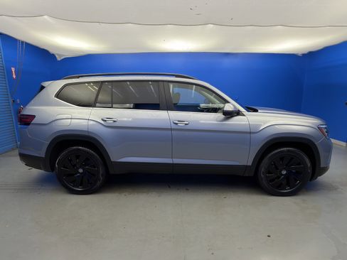 Used 2025 Volkswagen Atlas SE w/ Panoramic Sunroof Package image 8