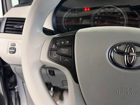 Used 2014 Toyota Sienna LE image 24