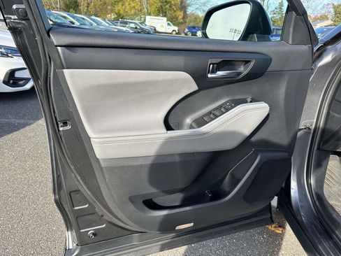 Used 2021 Toyota Highlander XLE image 14