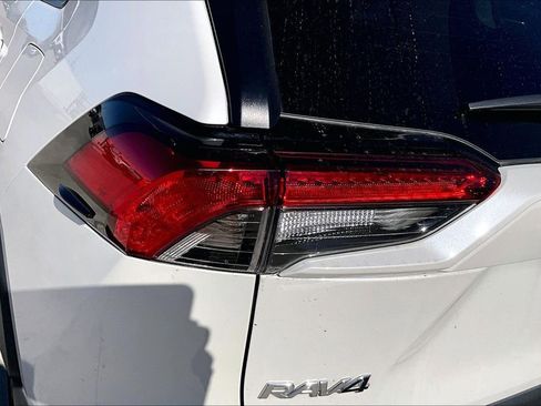 Used 2022 Toyota RAV4 XLE Premium image 38