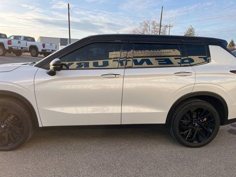 Used 2023 Mitsubishi Outlander SE Black Edition image 7