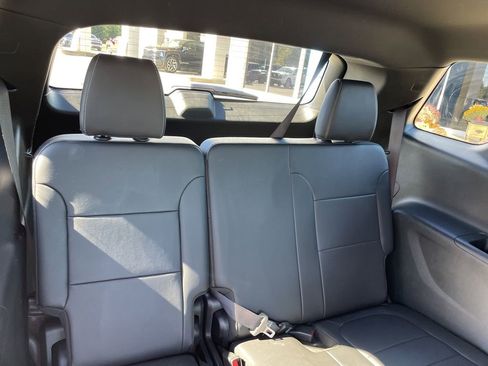 Used 2023 Chevrolet Traverse LT image 37