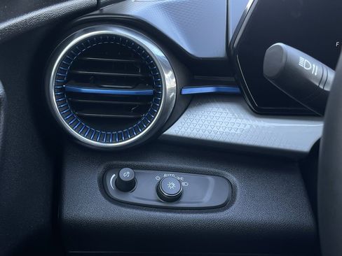 Used 2025 Chevrolet Trax LT w/ LT Convenience Package image 14