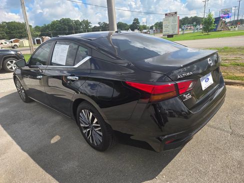 Used 2023 Nissan Altima 2.5 SV w/ SV Premium Package FWD image 3