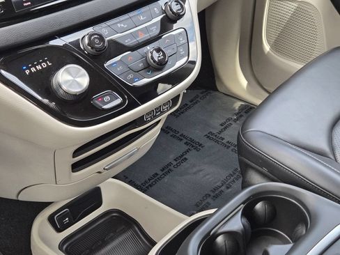 Used 2023 Chrysler Pacifica Touring-L FWD image 9