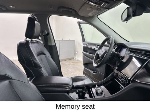 Used 2023 Jeep Grand Cherokee Limited w/ Black Appearance Package image 24