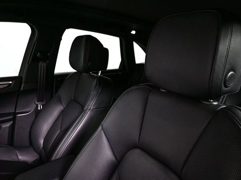 Certified 2025 Porsche Macan image 5