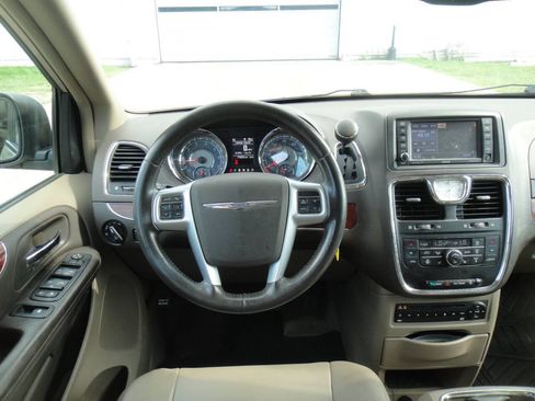 Used 2013 Chrysler Town & Country Touring-L w/ Entertainment Group #2 FWD image 10