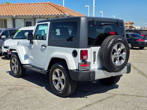 Used 2018 Jeep Wrangler Sahara w/ Connectivity Group AWD/4WD image 6