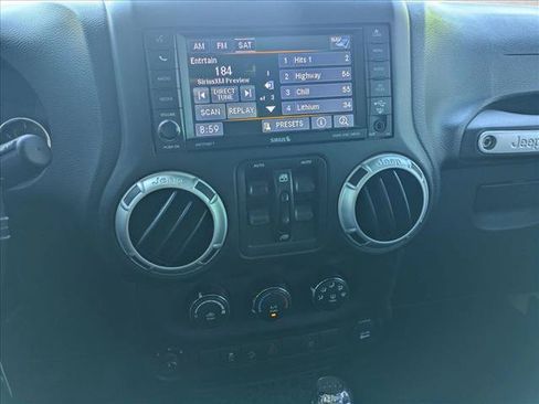 Used 2018 Jeep Wrangler Unlimited Sahara w/ Connectivity Group AWD/4WD image 12