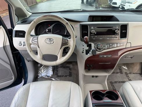 Used 2012 Toyota Sienna XLE image 18