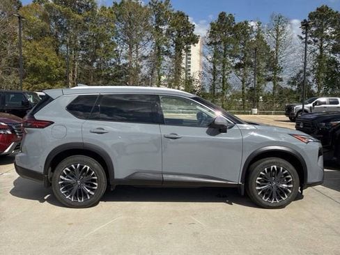 Used 2025 Nissan Rogue SL w/ Tech Package image 8