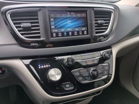 Used 2020 Chrysler Pacifica Touring-L image 15