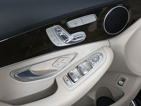 Used 2019 Mercedes-Benz C 300 Sedan image 8