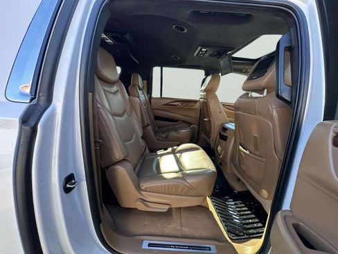 Used 2017 Cadillac Escalade ESV Platinum image 31