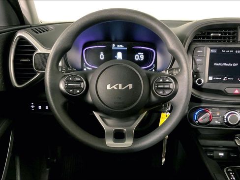 Certified 2025 Kia Soul LX w/ LX Technology Package FWD image 5