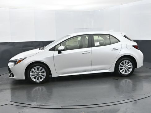 Used 2025 Toyota Corolla SE image 2