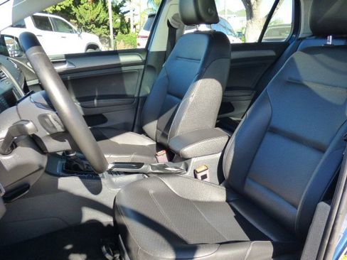 Used 2017 Volkswagen Golf SE image 24