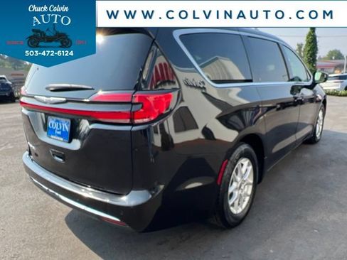 Used 2023 Chrysler Pacifica Touring-L FWD image 6