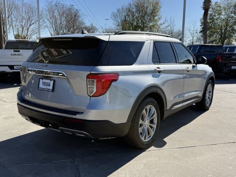 Used 2021 Ford Explorer XLT w/ Equipment Group 202A image 5