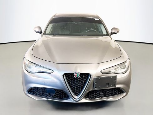 Used 2019 Alfa Romeo Giulia Base image 2