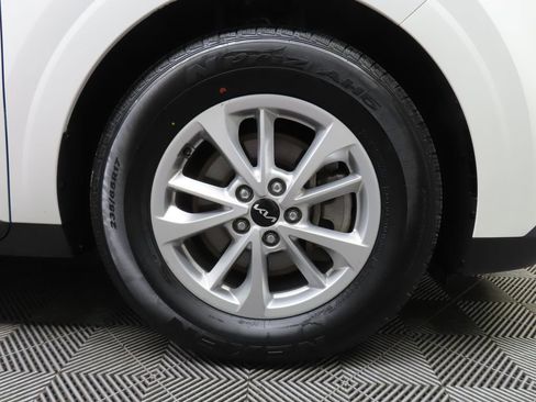 Used 2022 Kia Carnival LX FWD image 9