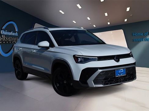 Certified 2025 Volkswagen Taos SE image 1