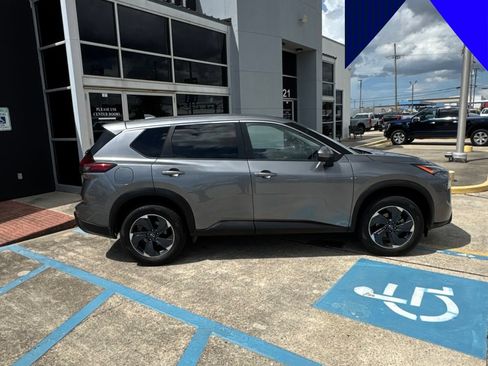 Used 2024 Nissan Rogue SV FWD image 3