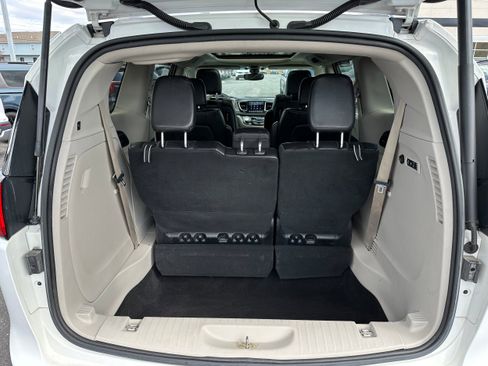 Used 2018 Chrysler Pacifica Limited image 10