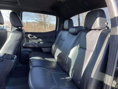 Used 2019 Toyota Tacoma TRD Sport w/ TRD Premium Sport Package image 17