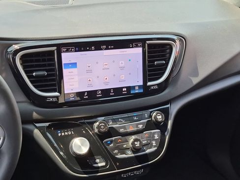 Used 2025 Chrysler Pacifica Select FWD image 19