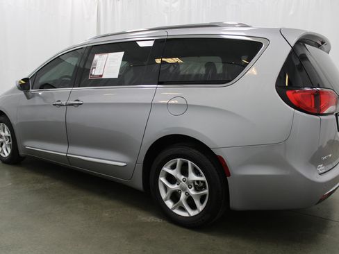 Used 2020 Chrysler Pacifica Limited FWD image 8