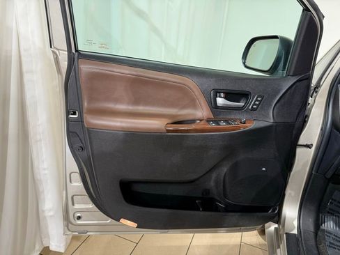 Used 2017 Toyota Sienna Limited Premium image 15