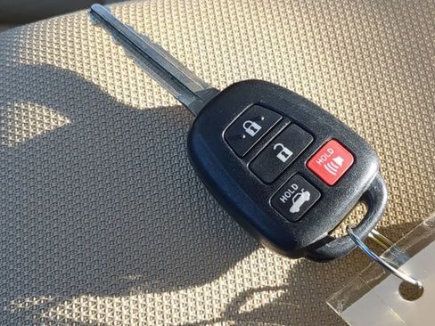 Used 2018 Toyota Corolla SE image 25