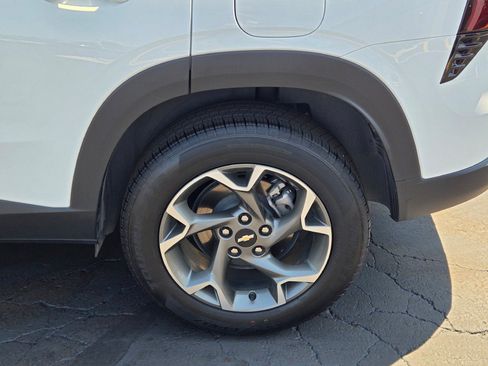 Certified 2025 Chevrolet Trax LT FWD image 14