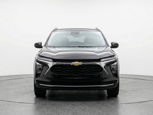 Used 2025 Chevrolet Trax LT image 2