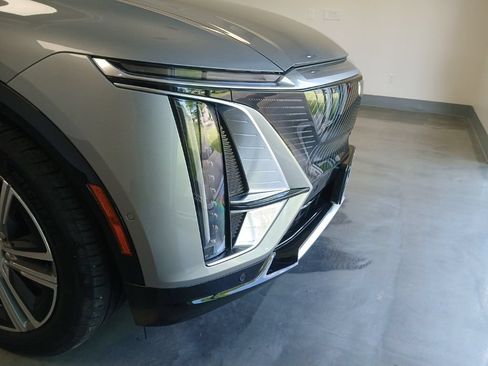 Used 2024 Cadillac Lyriq Luxury AWD/4WD image 6