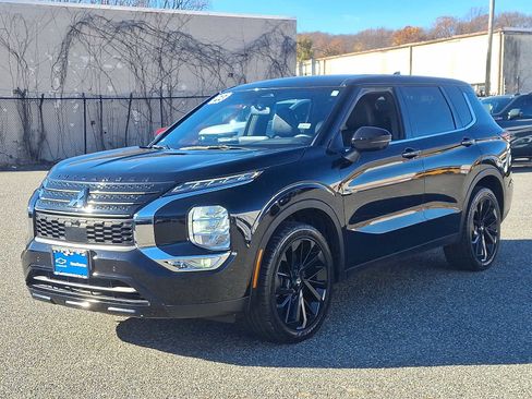 Used 2023 Mitsubishi Outlander SE Black Edition image 3