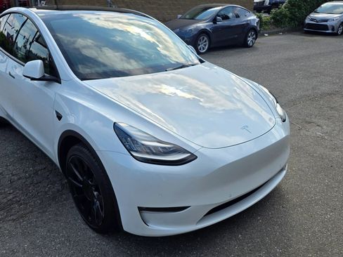 Used 2022 Tesla Model Y Long Range AWD/4WD image 3