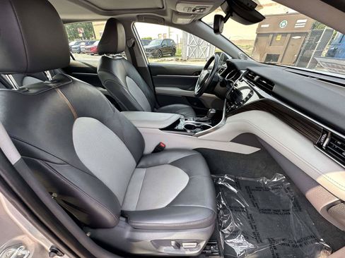 Used 2020 Toyota Camry XLE w/ Sunroof Package FWD image 27